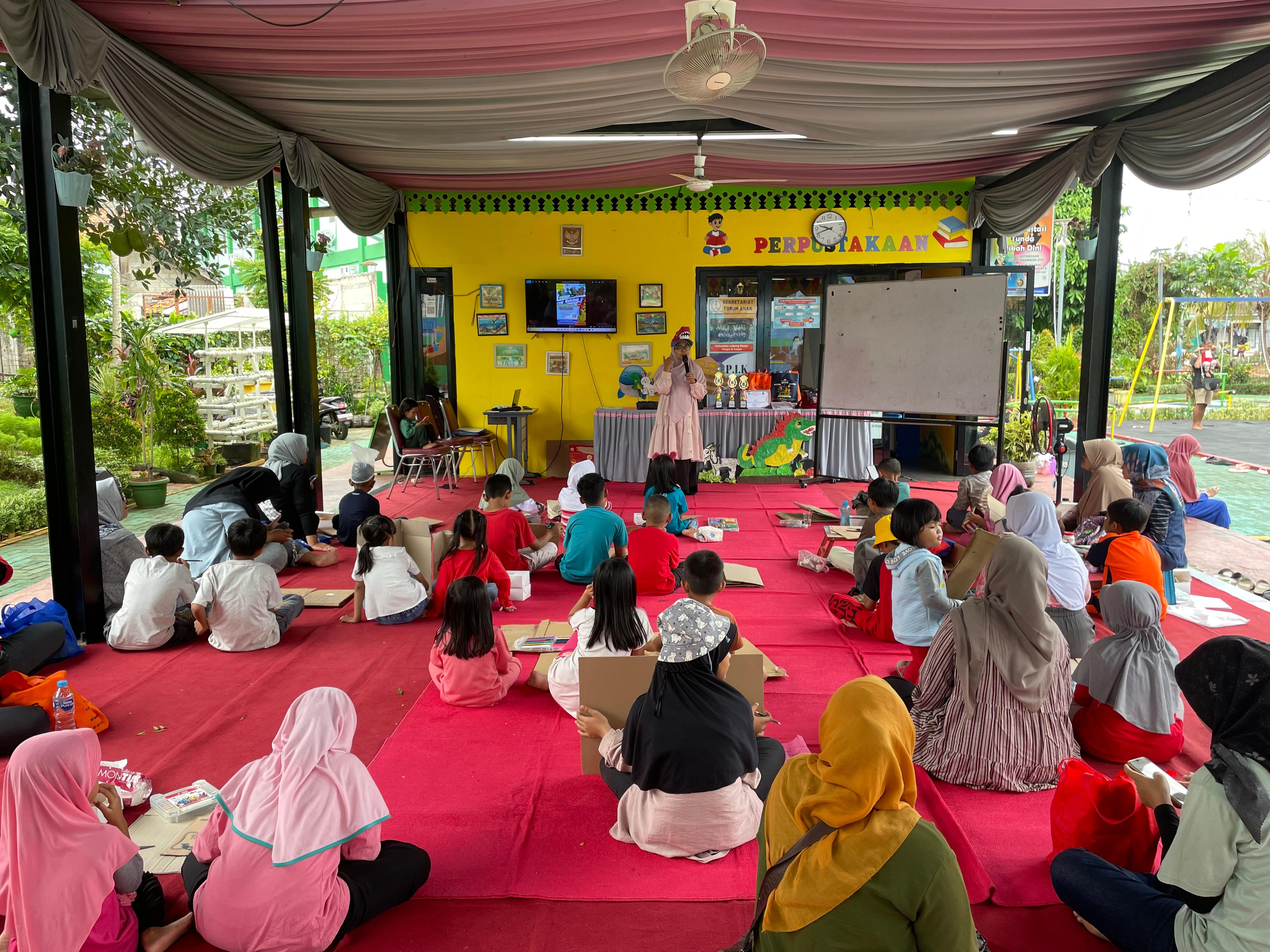 Workshop Upcycling : Membuat Wayang Dari Kardus Bekas Dan Mendongeng Di RPTRA Mutiara Rawa Binong